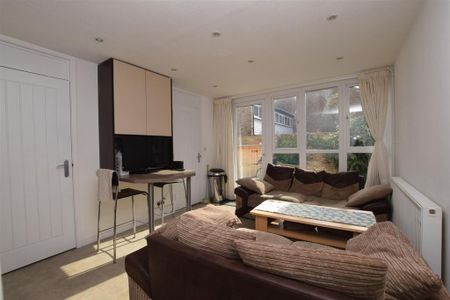 4 bedroom end of terrace house to rent - Photo 2