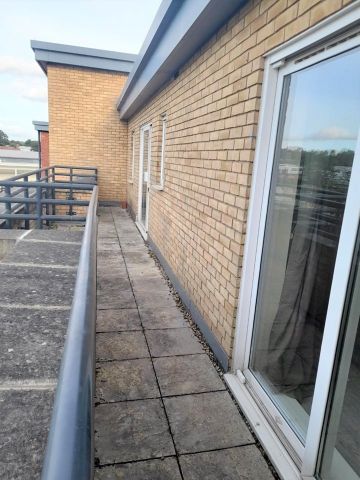 1 Bed Penthouse, Paveley Court, NW7 - Photo 3