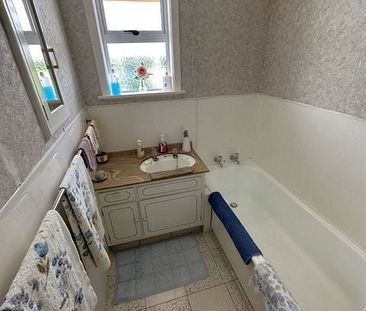 4 bdrm family home, massive yard and garden! - Photo 6