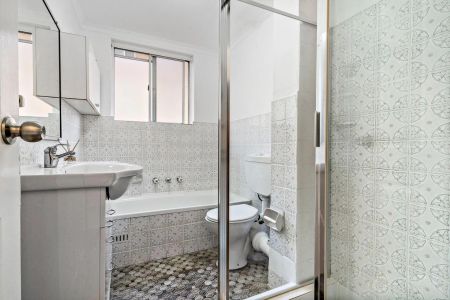 Bright & Airy Apartment in convenient location - Photo 5