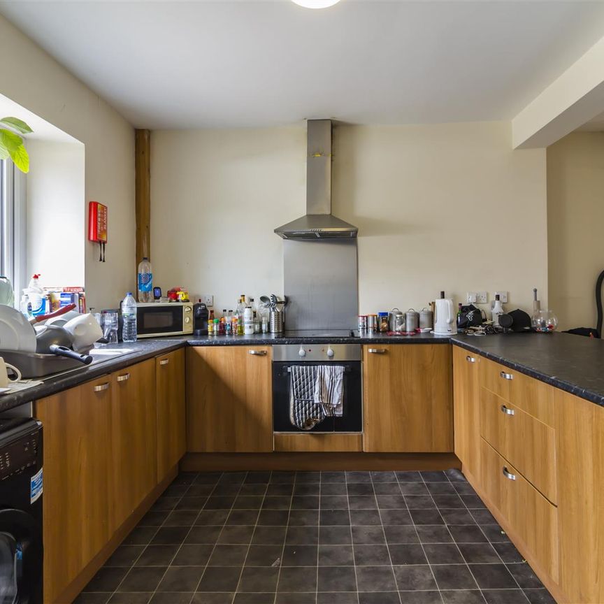 House - Terraced For Rent Broadway, Pontypridd - Photo 1