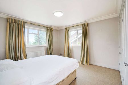 A fabulous four bedroom family house with an exceptional garden - Photo 3