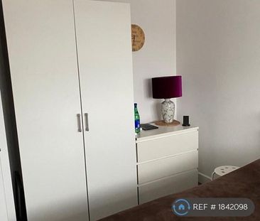 3 bedroom end of terrace house to rent - Photo 2