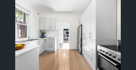 A Freestanding Coastal Family Classic In A Tightly Held Avenue Overlooking Waverley Park - Photo 5