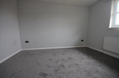 3 bedroom Semi-detached house To Let - Photo 4