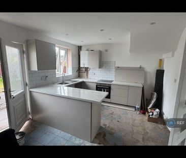 4 bedroom semi-detached house to rent - Photo 2