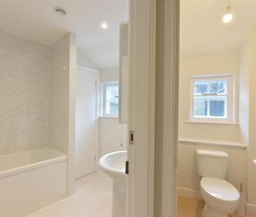 4 bedroom end of terrace house to rent - Photo 6