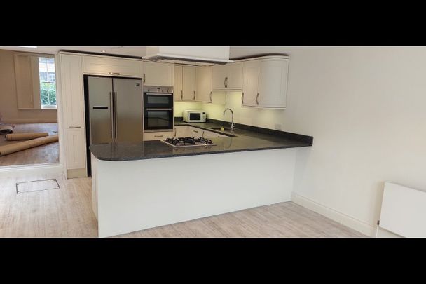 4 Bed Terraced House, Britannia Road, SW6 - Photo 1