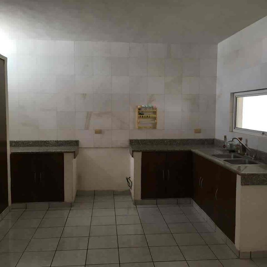 Amplia casa en renta, ideal para oficina o negocio. - Photo 1