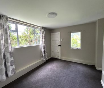 Freshly Renovated 1-Bedroom Unit close to town - Photo 4