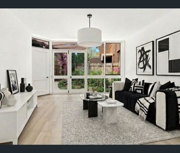 Sunny, freshly renovated on-trend townhouse - Photo 1