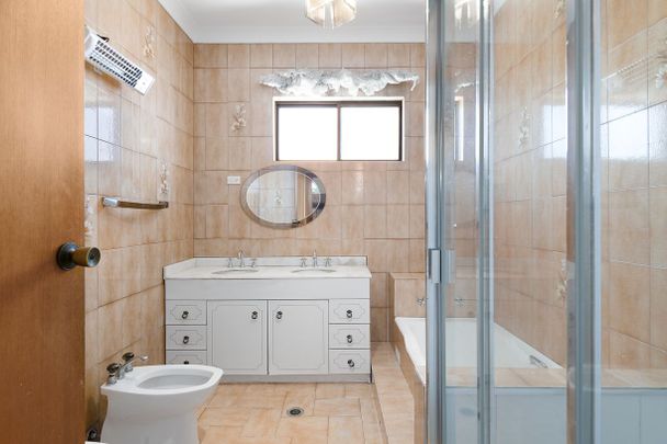 Huge Family Home - Photo 1