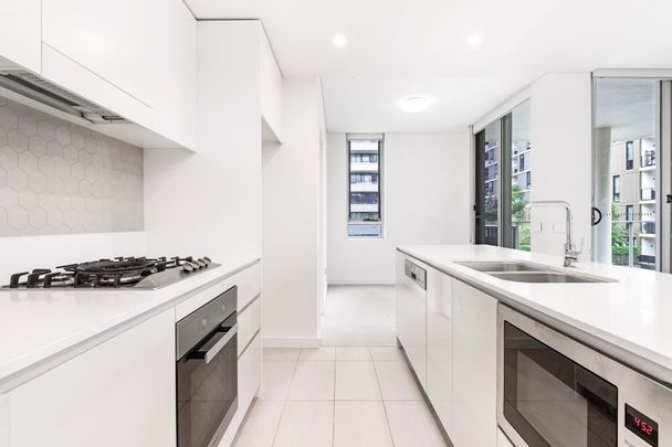 Luxury Apartment with Plenty of Natural Light - Photo 1