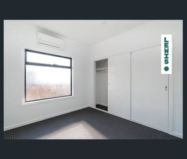 Spacious 2-Bedroom, 2-Bathroom Townhouse with Garage - Photo 2