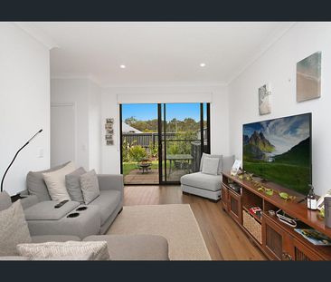 Stylish Architect-Designed Townhouse in Prime Location - Photo 4