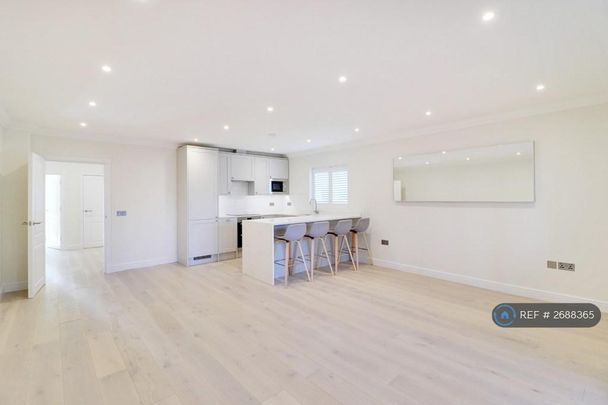 3 bedroom flat to rent - Photo 1