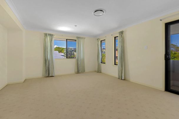 Large dual-living family home, in sought after location! - Photo 1