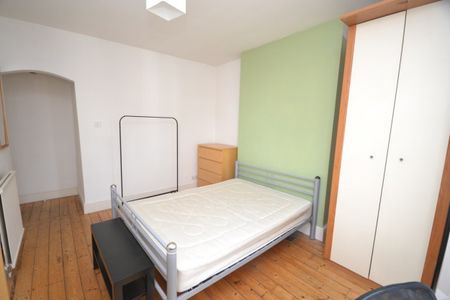 References Pending - 6 bed Detached House - Photo 3