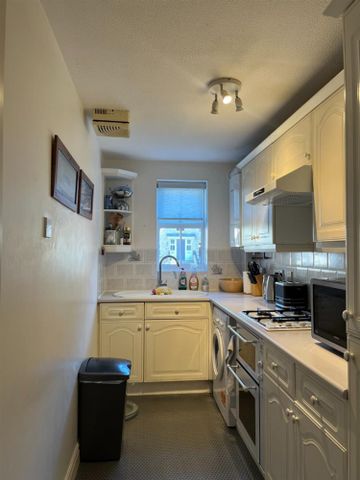 2 bedroom Flat To Let - Photo 5