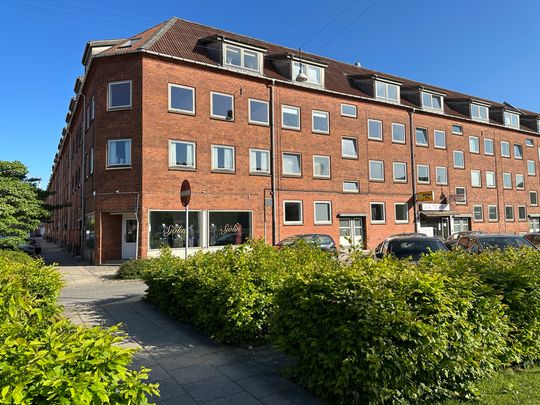 Hyggelig 2-værelses lejlighed i Øgaden med lys og charme - Photo 1