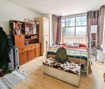 York Road, Woking, Surrey, GU22 - Photo 2