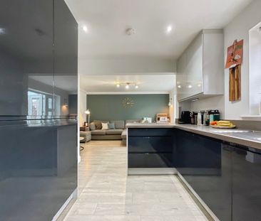 4 bedroom Detached House to let - Photo 2