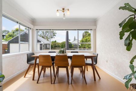 Beautifully Presented Home in The Bays - Photo 3