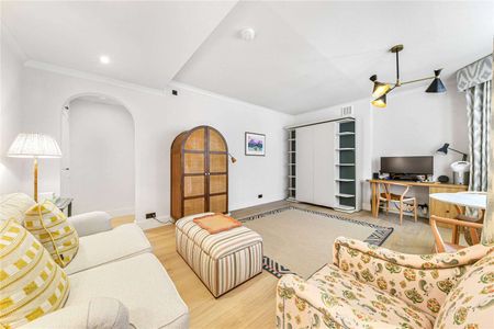 Lower ground floor studio apartment with a private entrance and a separate kitchen, in the heart of Kensington. - Photo 3
