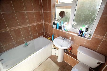 Queens Road, Egham, Surrey, TW20 9RT - Photo 2