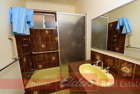 BRICK FAMILY HOME - Photo 5