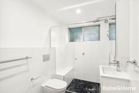 Stunning Fully Renovated 3-Bedroom Unit in Carlton - Photo 4