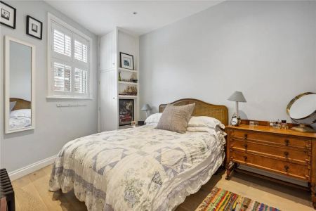 2 bedroom maisonette in London - Photo 4