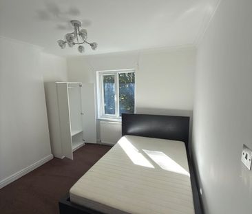 3 Bed Semi-Detached House, Finch Close, NW10 - Photo 2