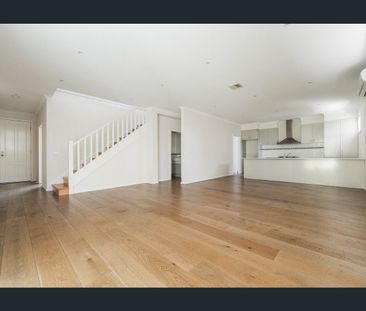 ***Gorgeous Front House - 3 Bedroom, 2 Bathroom - DBL Garage - Quie... - Photo 1