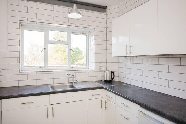 2 Bed Flat, Kerbey Street, E14 - Photo 1