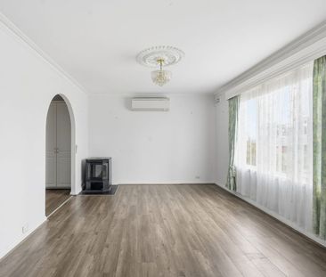 Comfortable Family Home with Large Yard and Workshop - Photo 3