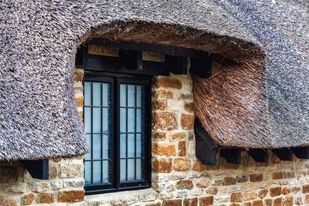 A quintessential English three bedroom chocolate box thatched cottage. - Photo 5