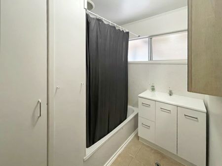 Located in a quiet cul-de-sac, family friendly area with convenient access to schools and shops. - Photo 5