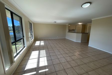 3 BEDROOM UNIT IN QUIET NEIGHBOURHOOD - Photo 2