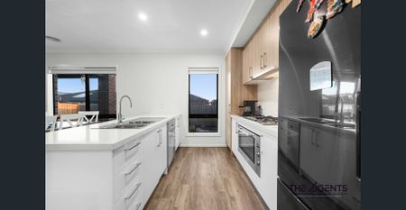 Stunning Family Home with Modern Comforts in a Prime Location! - Photo 5