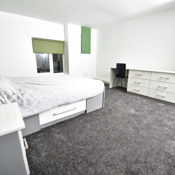 Kensington Terrace, Hyde Park - Photo 1