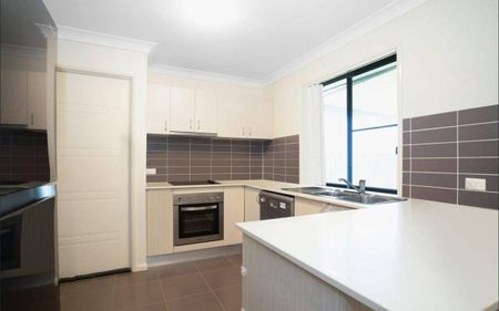 We are delighted to offer this spacious 4 bedroom family home for rent in Blacks Beach - Photo 2