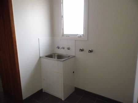 3 BEDROOM HOUSE IN THE HEART OF ALTONA - Photo 3