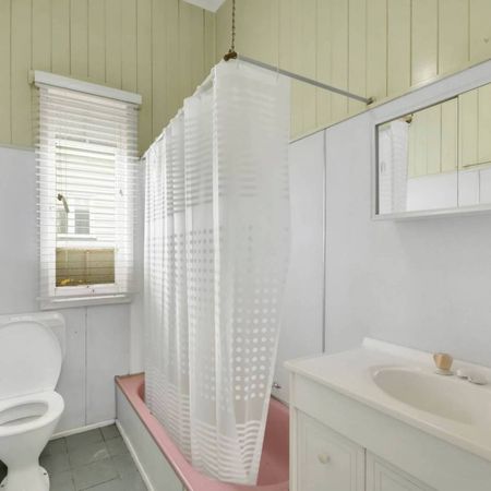 Neat & Tidy Home close to the CBD! - Photo 4