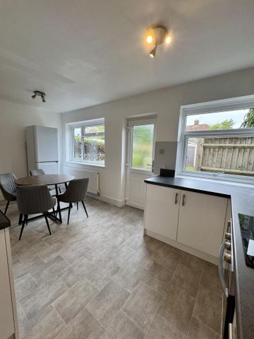 4 bedroom semi-detached house to rent - Photo 5