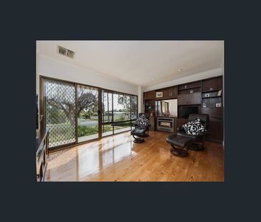 GREAT FAMILY HOME - MINUTES FROM PUBLIC TRANSPORT - Photo 2