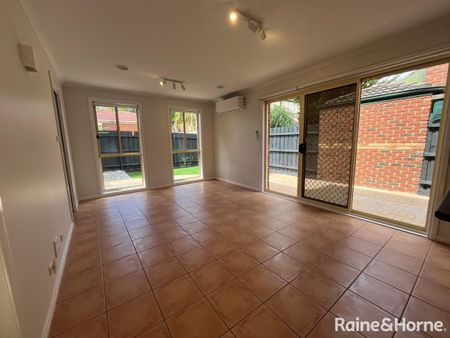 Great Central Location opposite parkland... - Photo 4