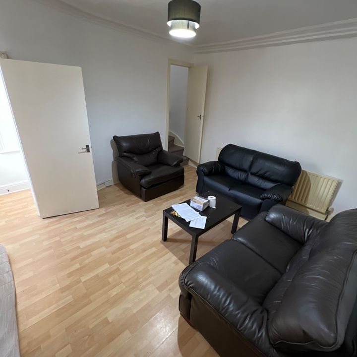 2 Bed Terraced House, Quarry Mount Place, LS6 - Photo 1