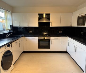 3 Bed Terraced House, Summerseat Close, M5 - Photo 6