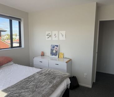 Riccarton – Modern 4 Bed/2 Bath townhouse, Double Garage, Suit Matu... - Photo 5